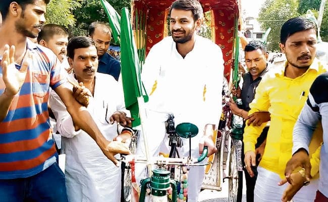 पटना : ....जब रिक्शा चला सत्तू खाने पहुंचे तेज प्रताप, कहा, सत्तू की महक से आरएसएस-बीजेपी मुक्त होगा देश