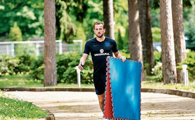 FIFA World Cup : उलटफेर से बचने के लिए इंग्लैंड टीम के फुटबॉलर ले रहे हैं ‘योगा क्लास’