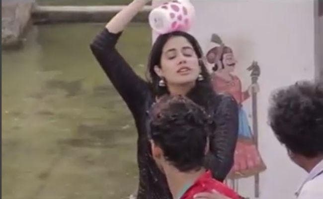 Video: मग में पानी भरकर खुद को यूं भिगोती नजर आईं जाह्नवी कपूर