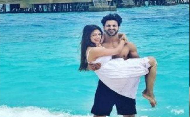 वेडिंग एनिवर्सरी पर मालदीव में छुट्टियां मना रहीं दिव्यांका, देखें वीडियो