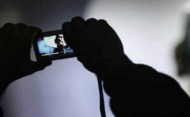 PG हॉस्टल में छिपकर बनाया दो नर्सों का वीडियो, जब पता चला तो...