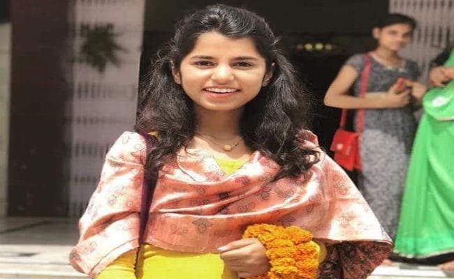 गायिका मैथिली ठाकुर बनी चुनाव आयोग की आइकॉन, 2024 तक मतदाताओं को करेगी जागरूक