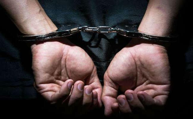 IAS अफसर का बड़ा भाई करता था अवैध हथियार का धंधा, चढ़ गया पुलिस के हत्थे