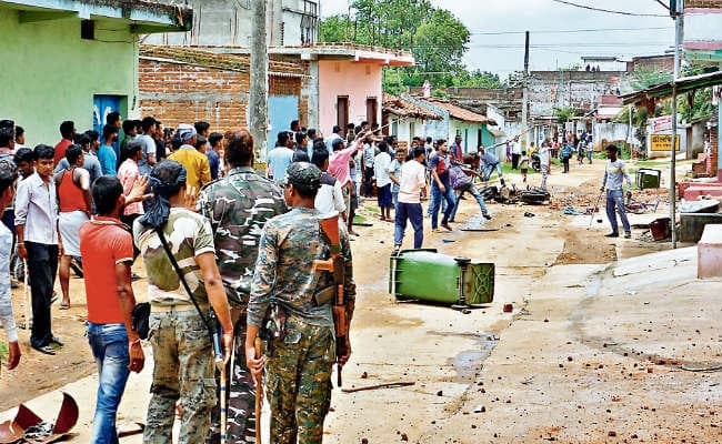 देवघर : वार्ड पार्षद के भाई की हत्या, उग्र भीड़ ने आरोपी का घर फूंका, पुलिस से हाथापाई