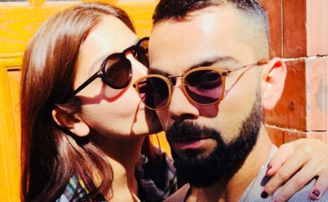 अनुष्‍का ने विराट के गालों को कुछ यूं चूमा...