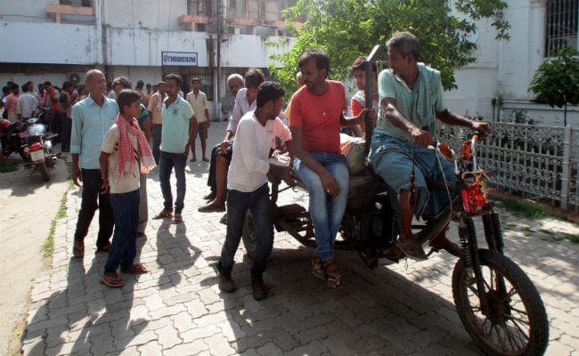 जुगाड़ गाड़ी पर शव ले जाने को विवश परिजन, बोले- कफन का पैसा नहीं कहां से लाये एंबुलेंस