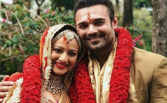 मिथुन चक्रवर्ती के बेटे महाअक्षय ने गर्लफ्रेंड मदालसा शर्मा संग रचाई शादी, PHOTOS