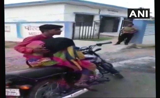 नहीं मिली एंबुलेंस, तो मां की लाश को बाइक में बांधकर पोस्टमॉर्टम के लिए पहुंचा बेटा