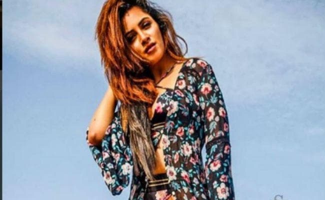 बोल्ड अदाओं से धूम मचा रही हैं अर्शी खान, राखी सावंत और सपना चौधरी के साथ हो चुकी है अच्छी बॉन्डिंग