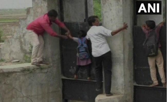 गुजरात : क्षतिग्रस्त पुल के कारण बच्चे पाया पकड़ कर करते हैं नदी पार, देखें वीडियो