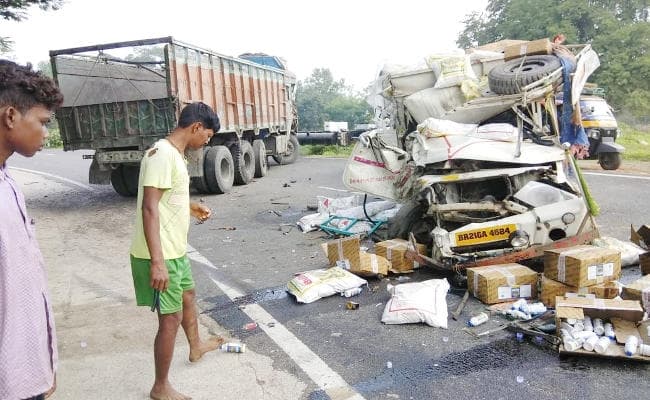 लातेहार में रफ्तार का कहर, ट्रक की टक्कर से पिकअप वैन बीच सड़क पर पलटा