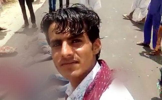 शर्मनाक! अस्पताल ले जाने की बजाए सड़क पर दम तोड़ते लड़कों के साथ सेल्फी लेते रहे लोग