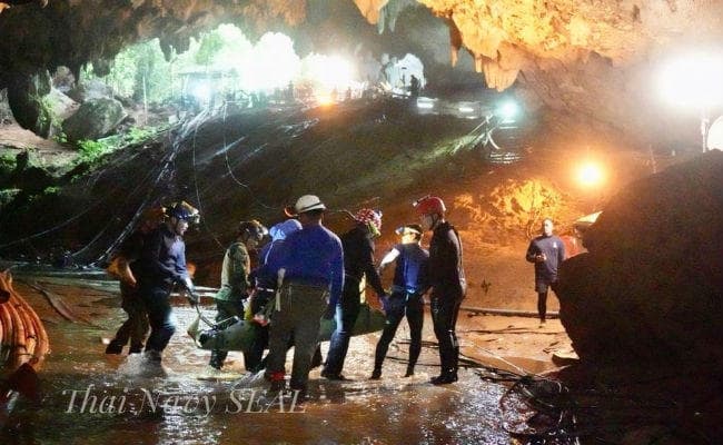 पढ़ें, थाईलैंड की बाढ़ ग्रस्त गुफा में कैसे जमीन से एककिलोमीटर नीचे जाकर बच्चों को बचाकर लाये गोताखोर…
