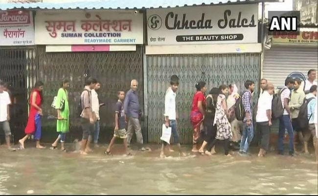 भारी बारिश से मुंबई पानी-पानी, लेकिन वेस्टर्न रेलवे की सेवाएं बहाल होने से राहत