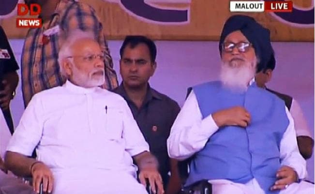 पीएम मोदी ने जब प्रकाश सिंह बादल को खड़े होने से रोक दिया...
