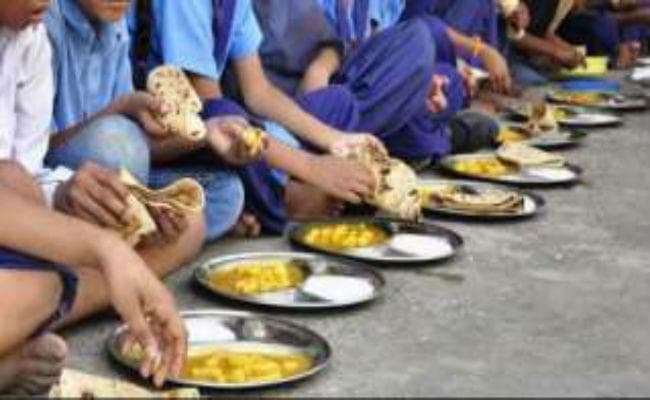 मध्याह्न भोजन के बाद 25 से अधिक बच्चे बीमार पड़े, अस्पताल में भर्ती