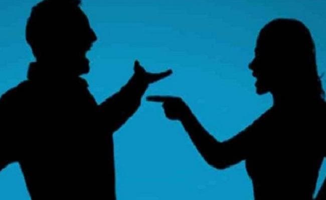 पति का कॉलर पकड़ पहले पत्नी ने स्कूल परिसर में पीटा, फिर थाना पहुंच किया ये काम