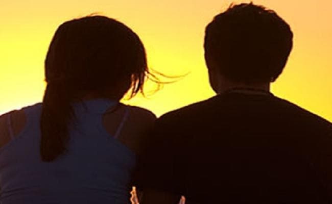 आपत्तिजनक हालत में मिला नाबालिग प्रेमी जोड़ा, लोगों ने मंदिर में करा दी शादी और उसके बाद...