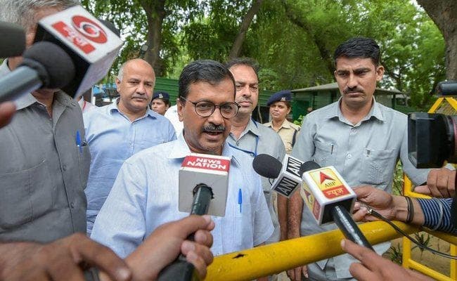 गृह मंत्री से मिले केजरीवाल, कहा-केंद्र को न्यायालय के फैसले का पालन करना चाहिए