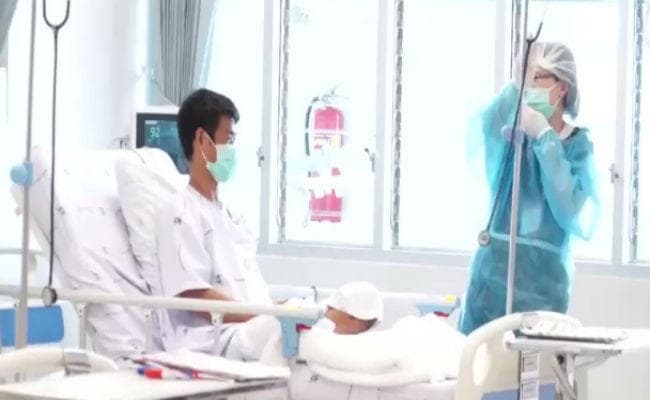 थाई गुफा से सुरक्षित लौटे बच्चों को फुटबॉल जगत ने बताया असली नायक, सामने आया VIDEO