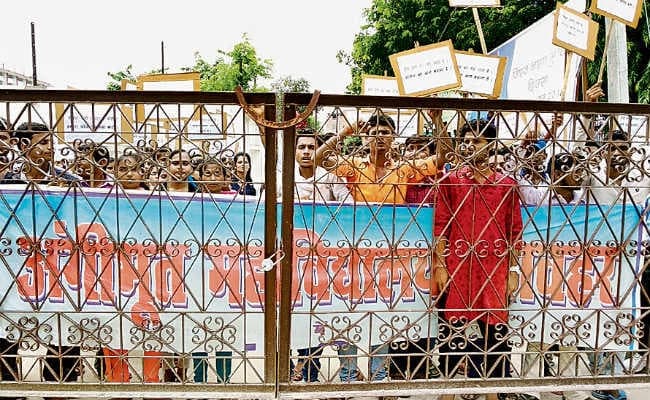 शिवहर : जानिए क्‍यों छात्रों ने कलेक्ट्रेट व डीईओ कार्यालय पर किया हंगामा