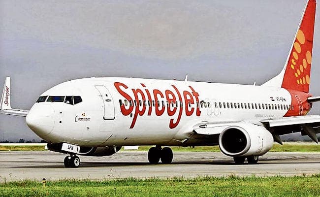 तेज ब्रेक की लैंडिंग से आई विमान में खराबी, सवा घंटे देरी से उड़ी स्पाइसजेट की बेंगलुरु से आने वाली फ्लाइट