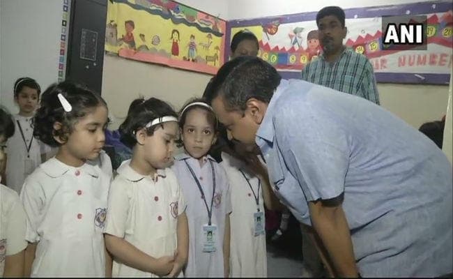 राबिया स्कूल पहुंचे सीएम केजरीवाल, स्कूल के समर्थन में उतरी पूर्व छात्राएं