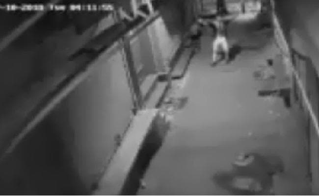 दुकान के बाहर जमकर किया डांस फिर ले उड़ा लाखों का सामान