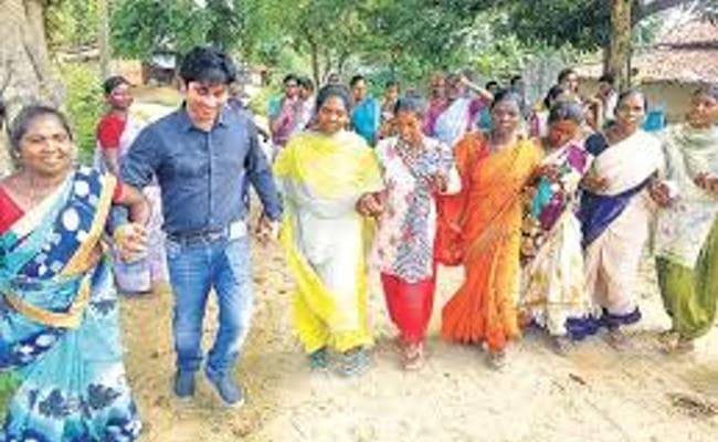 Jharkhand : आदिवासी महिलाओं ने खूब नचाया खूंटी डीसी को, Video वायरल