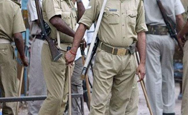 छेड़खानी को लेकर मारपीट व फायरिंग, गोली लगने से युवक व रोड़ेबाजी में आधा दर्जन लोग घायल