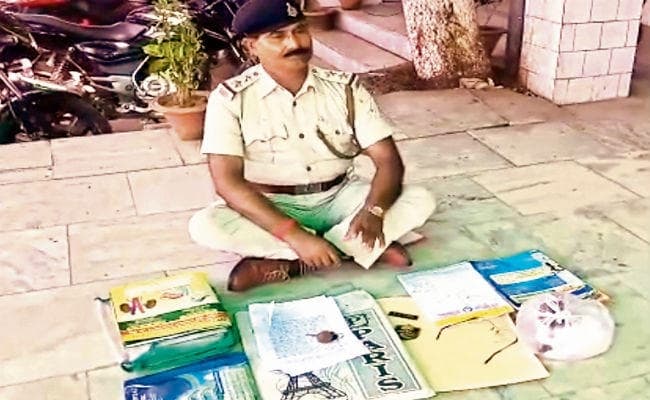 ...जब मॉर्निंग ड्यूटी लगाने पर प्रभारी थानाध्यक्ष और सब इंस्पेक्टर के बीच चले लात-घूंसे, धरने पर बैठे सब इंस्पेक्टर बीके मांझी