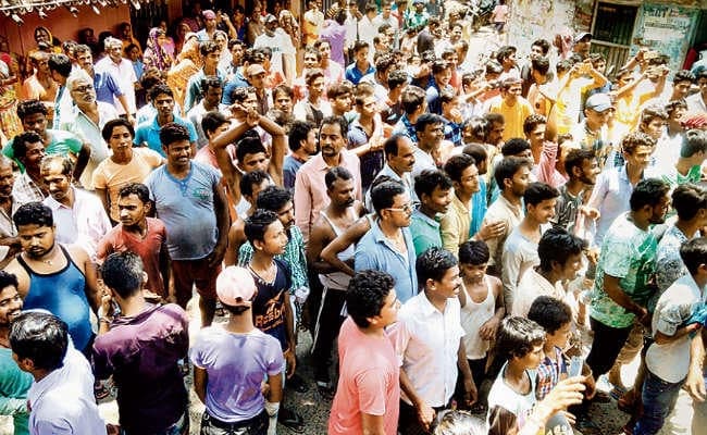 दरभंगा : कॉपी जांचने के बहाने छात्राओं को बुलाकर करता था छेड़खानी, शिक्षकों को बनाया बंधक, लाठीचार्ज