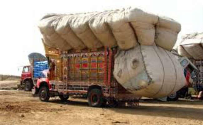 70 ओवरलोड ट्रकों की परमिट व 50 के लाइसेंस रद्द
