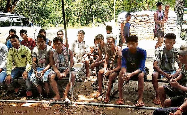 खूंटी : कुरुंगा में ग्रामसभा, ग्रामीणों ने कहा, हमें विकास पसंद, मोस्टवांटेड जोनास तिड व समद को करायेंगे सरेंडर