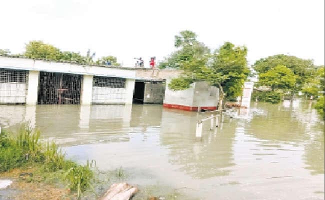 मोतीपुर में नहर टूटा, चार गांवों में बाढ़ जैसी नौबत