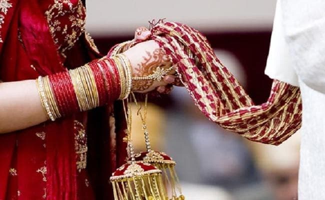 शादी के मंडप में जब अचानक पहुंच गयी दूल्हे की पहली पत्नी, उसके बाद...