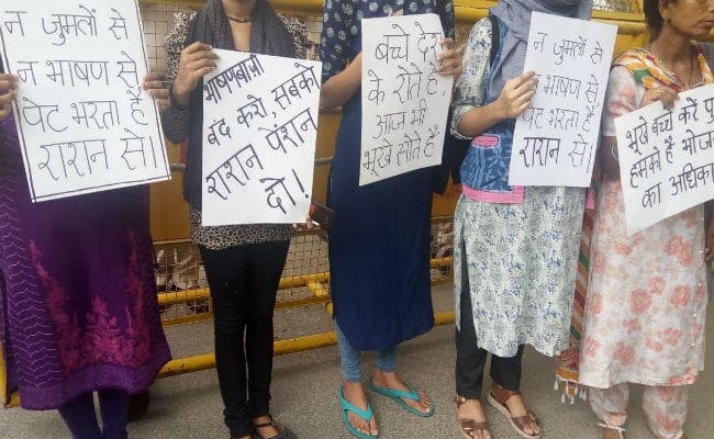 राइट टू फूड कंपेन का दिल्ली के झारखंड भवन पर प्रदर्शन, भूख से मौत और मॉब लिंचिंग पर रेजिडेंट कमिश्नर को दिया ज्ञापन