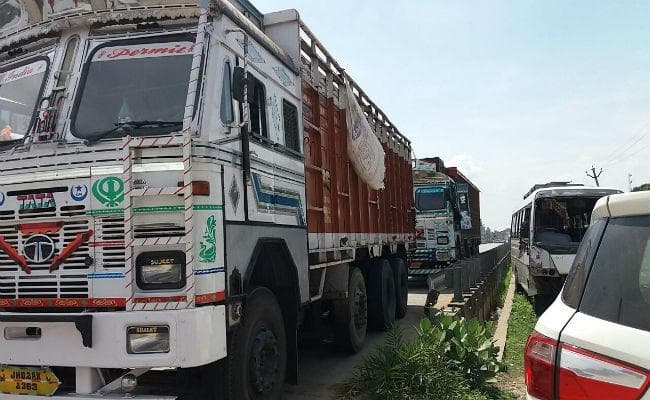 अवैध पशु तस्करों पर लगाम, मवेशी लदे दो ट्रक सहित दो तस्कर पुलिस की गिरफ्त में