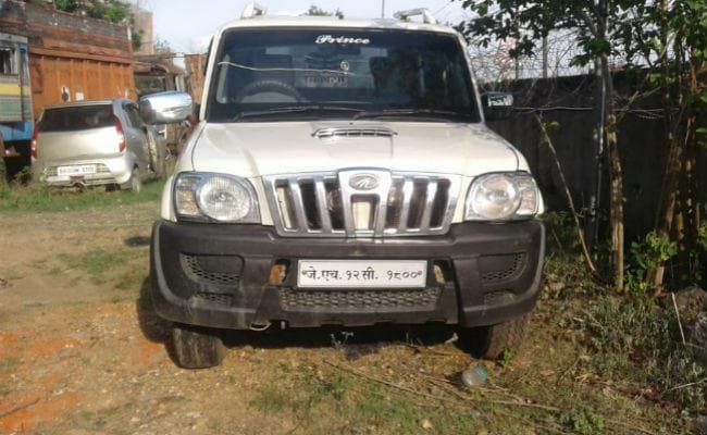 13 कार्टून विदेशी शराब से लदा स्कॉर्पियो जब्त, तस्कर फरार