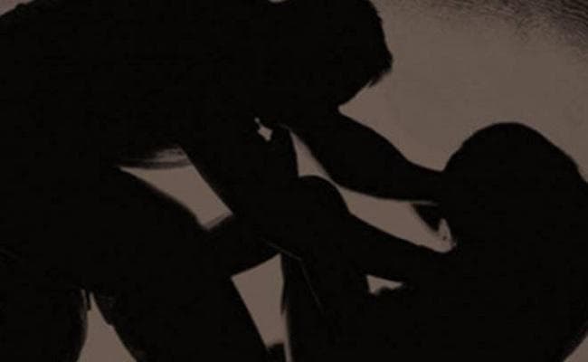 मानवता शर्मसार : गर्भवती पत्नी को मल-मूत्र पिलाया, फिर सिर मुंडवाया और निर्वस्त्र कर…