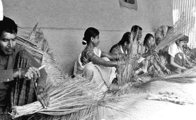 कालियागंज : झाड़ू बनाकर स्वावलंबी बन रहीं पलिहार की महिलाएं