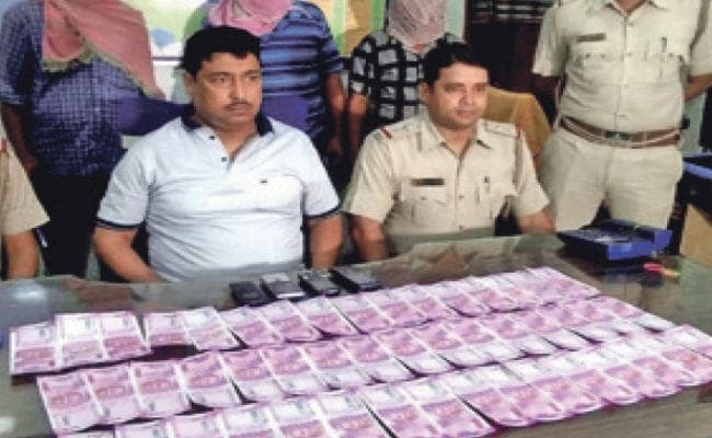 फरक्का : 1.10 लाख के जाली नोट के साथ तीन तस्कर गिरफ्तार