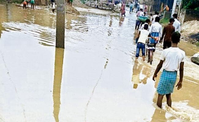 ओरिया का टूटा बांध, रोड पर चार फुट पानी, सिकटा की सभी नदियां खतरे के निशान से बह रही ऊपर