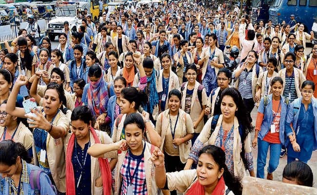 पटना : शशि को फिर प्राचार्या बनाने के लिए सड़क पर उतरी छात्राएं, जानें क्या है पूरा मामला