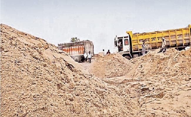 पटना : बालू के दाम हुए बेलगाम, प्रति ट्रैक्टर 2000 रुपये बढ़ी कीमत