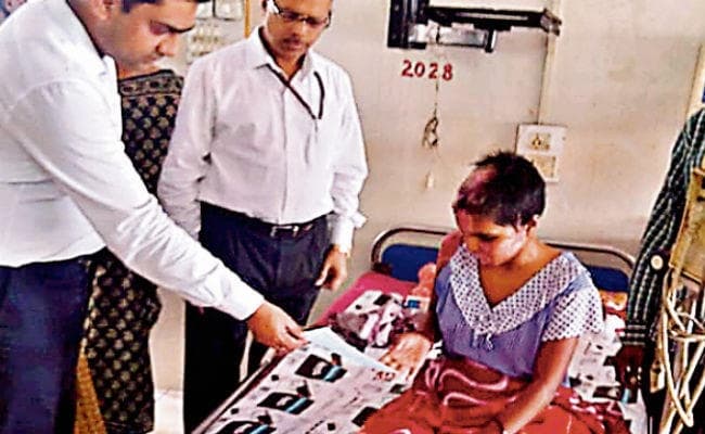 रांची : डालसा ने एसिड अटैक की पीड़िता को एक लाख रुपये का मुआवजा सौंपा