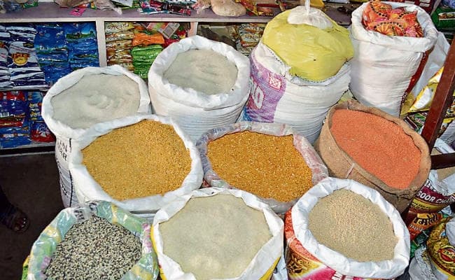 फिर पड़ी महंगाई की मार, दाल, चीनी, तेल समेत अन्य खाद्यान्नों की कीमतें बढ़ी