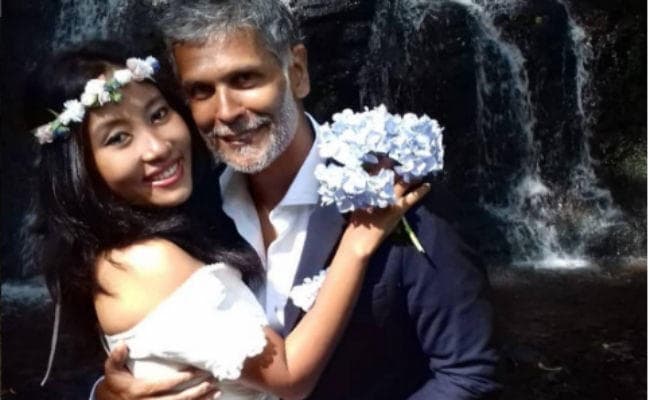 मिलिंद सोमन ने पत्‍नी अंकिता संग फिर स्‍पेन में रचाई शादी, PHOTOS