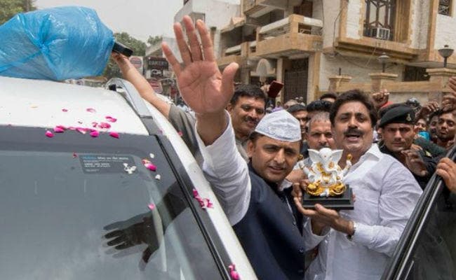 आखिर कौन दे रहा है सोशल मीडिया पर अखिलेश यादव को गाली ?