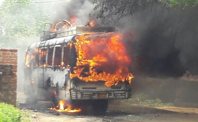 झारखंड में यात्रियों से भरी चलती बस जलकर खाक, खलासी जिंदा जला